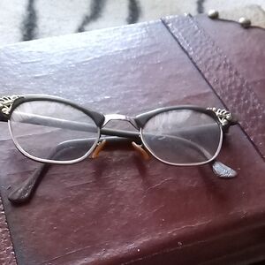 Women's Elegant Metal Frame Glasses in Gray